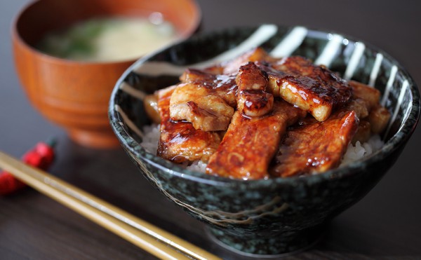 「豚丼で世界をワクワクさせる」が私たちの合言葉～全国各地に笑顔と元気を届けています