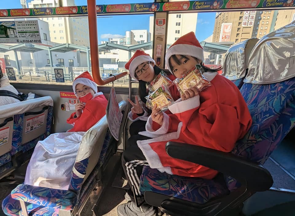 大空団地線の学校とコラボしたXmas企画。こどもサンタがプレゼントを配布