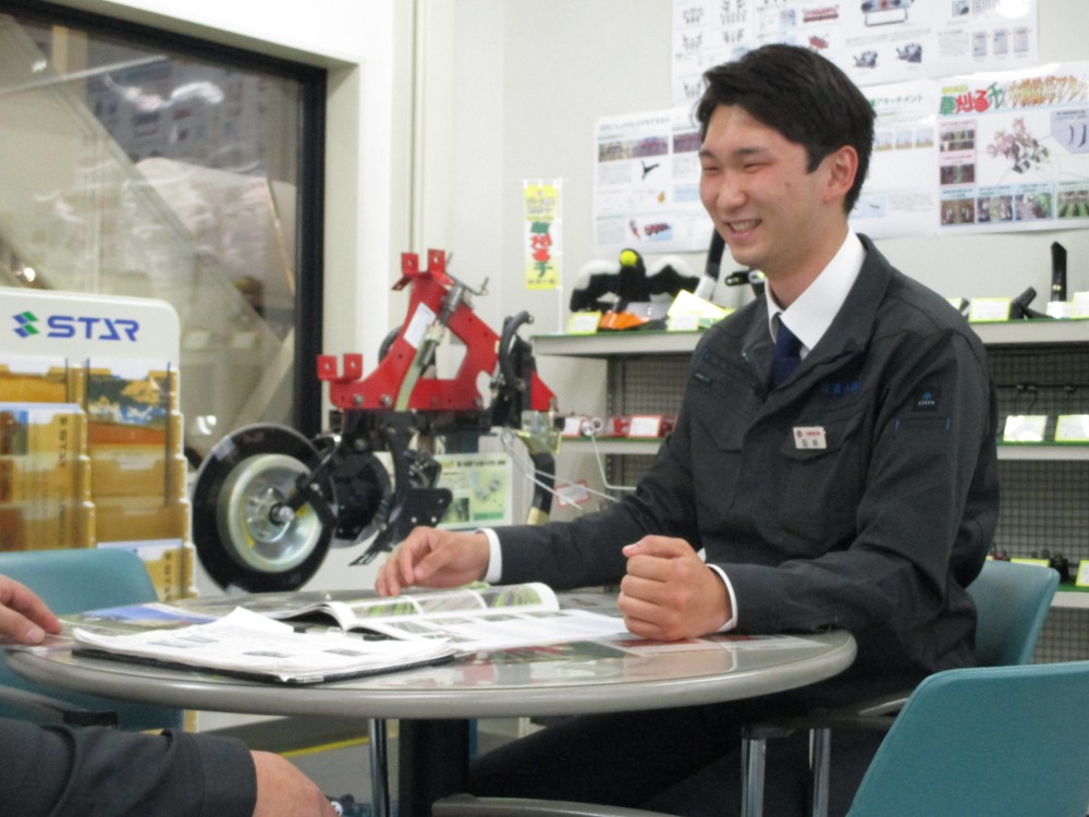 今年度の新入社員、先輩に同行しながら営業ノウハウ勉強中