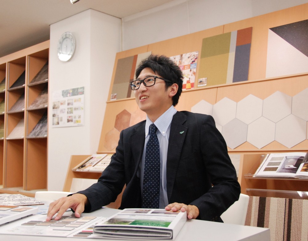 お客様のご要望に適した商材の提案や工程の打合せを行い、自分の意見を形にしたり、新しい発見を日々学びにして働いています。