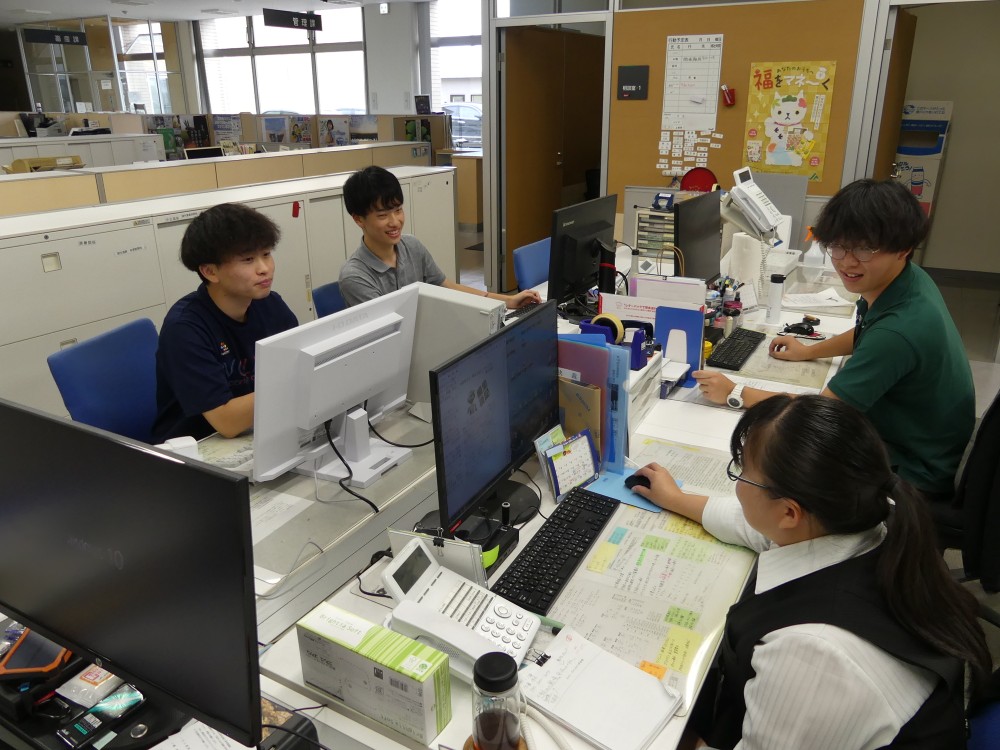 若い職員も多く、未経験者の方も活躍できる職場です。経験をしっかりと積んでもらえるように、最初の一年間は先輩と組んで一緒に経験を重ねていきます。
