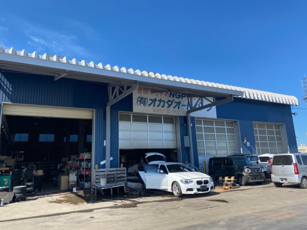 車の洗浄、部品の取外しや美化を行う工場